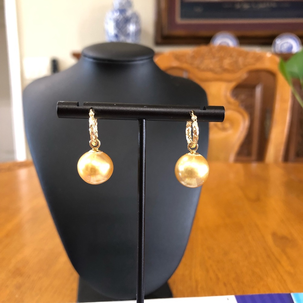 Genuine Golden South Sea Pearl in 18k